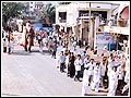 Despite the scorching summer heat, devotees enthusiastically chant the Swaminarayan dhun