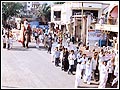 Despite the  scorching summer heat, devotees enthusiastically chant the Swaminarayan dhun