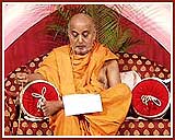 Swamishri, not wasting a single moment, carries on his correspondence with devotees even during the assembly