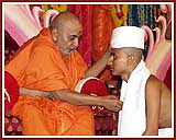With the divine blessings of Swamishri, 18 Sadhaks took initiation as Parshads