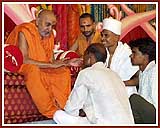 Swamishri commending the family of a parshad for offering their son in the service of God and society