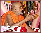 Swamishri blessing the diksha ceremony assembly