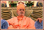 Swamishri telling the rosary during the mammoth assembly at Sardar Patel Stadium