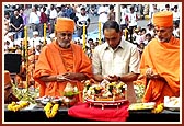 Amidst Vedic chantings Swamishri inaugurates the traffic island in the scorching, humid morning heat