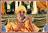 Swamishri appreciates the sacrifice and devotion of devotees for Shastriji Maharaj