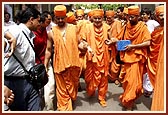 Swamishri's smile of satisfaction reflects the joy of paying homage to a pilgrim place like Ambli Vali Pol