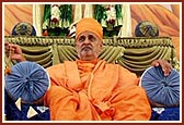 Swamishri telling the rosary during the mammoth assembly at Sardar Patel Stadium