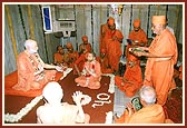 To commemorate the Pramukh Varni event, the murtis of Shastriji Maharaj, Yogiji Maharaj and Narayanswarupdas were installed. Swamishri performs the arti
