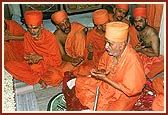 As a prayer for the fluorishment of the BAPS, happiness of devotees and peace in the world, Swamishri chants the Swaminarayan dhun