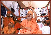 Swamishri recalls the times when Shastriji Maharaj, Yogiji Maharaj, Nirgundas Swami, himself and other sadhus had stayed at Ambli Vali Pol. While pointing out the homes Swamishri easily recollects the names and virtues of devotees who lived there 50 years ago