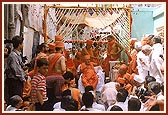 Swamishri recalls the times when Shastriji Maharaj, Yogiji Maharaj, Nirgundas Swami, himself and other sadhus had stayed at Ambli Vali Pol. While pointing out the homes Swamishri easily recollects the names and virtues of devotees who lived there 50 years ago