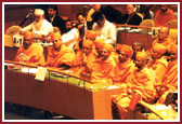 Swamishri with saints in the front row at the Summit