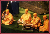 BAPS saints sing the Shanti Mantra
