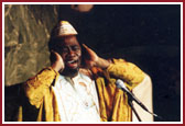 Sheikh Ahmed Tijani Ben Omar giving the Islamic call to prayer