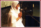 Her Holiness Acharya Chandanaji reciting Jain prayers 
