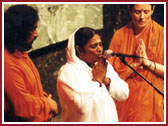 Sri Sri Mata Amritanandamayi Devi at the prayer session