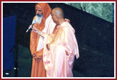 Swami Satyamitranand Giriji with another senior saint, delivering Hindu prayers at the Summit 