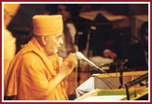 Swamishri respectfully folded his hands and bowed to all those present, before beginning his address