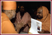 His Holiness the Shankaracharya congratulating Swamishri for his address to the gathering 