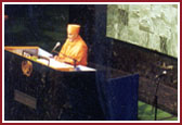 Swamishri delivering his speech on 'A Call for Dialogue' to the Summit. 