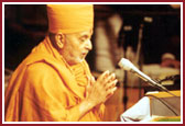 At the end of his address, Swamishri again humbly bowed to the gathering