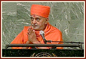 Swamishri respectfully folded his hands and bowed to all those present, before beginning his address