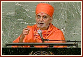 Swamishri delivering his speech on 'A Call for Dialogue' to the Summit. 