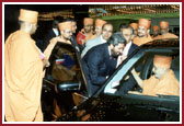 Mr. Bawa Jain, General Secretary of the Summit,and the Hinduja brothers welcoming Swamishri at The Waldorf Astoria Hotel