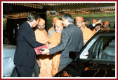 Mr. Louis, Chief of Police, NYPD, welcoming Swamishri at The Waldorf - Astoria Hotel