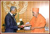 Swamishri offers a flower sanctified by Lord Harikrishna Maharaj to H.E. Kofi Annan