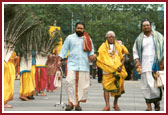 Hindu spiritual leaders being welcomed by a traditional Peacock Dance by BAPS children