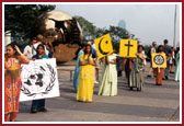 Similarly, the BAPS volunteers welcome the other delegates with the symbols of their respective faiths