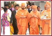 Lord Harikrishna Maharaj and  HDH Pramukh Swami Maharaj are welcomed by the volunteers