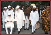 Pujya Jagajitsinhji, leader of Namdhari Sikh Sampradaya, and his disciples arrive at the UN building