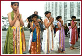 Children of BAPS welcome the delegates in colorful costumes
