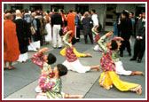 Children of BAPS welcome the delegates with a colorful traditional dance