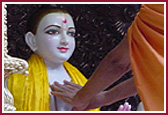 Swamishri performing the murti pratishtha
