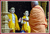 Swamishri performing the murti pratishtha