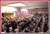 Swamishri and the devotees performing the arti of the newly-inaugurated murtis