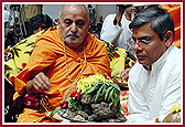 Swamishri performing Govardhan Pooja