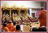 Swamishri performing arti of the new murtis