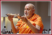 Swamishri performing arti of the new murtis