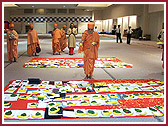 Swamishri sanctifies the account books with flowers