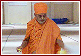 Swamishri sanctifies the account books with flowers