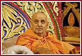 Swamishri and dignitaries on main stage during Diwali assembly