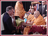 Mr. Thomas Johnson, Illinois State Representative  welcomes Swamishri with a bouquet