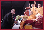 Mr. Douglas Hoeft, Illinois State Representative welcomes Swamishri with a bouquet 