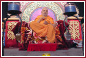 Swamishri blessing the assembly 
