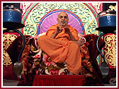 Swamishri blessing the assembly 