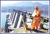 Swamishri with Lord Harikrishna Maharaj at the Sardar Sarovar site by the river Narmada. Swamishri prays for the early completion of the project